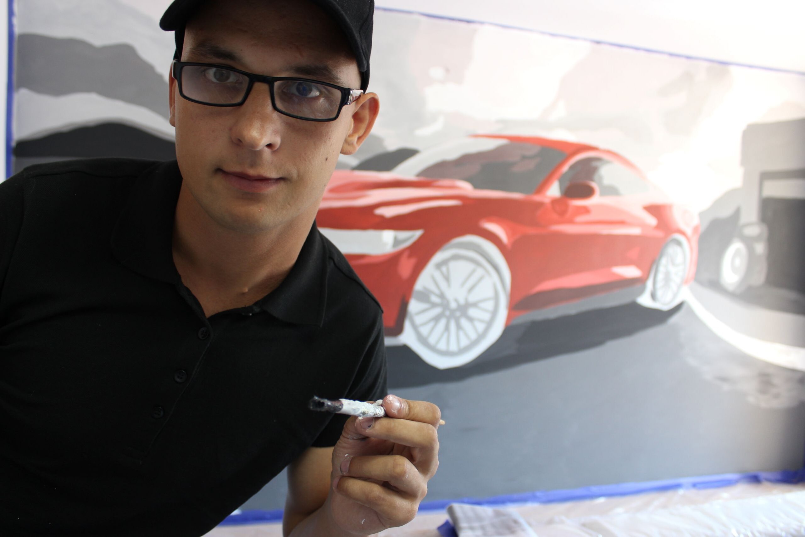 Proces malowania muralu z Fordem Mustangiem