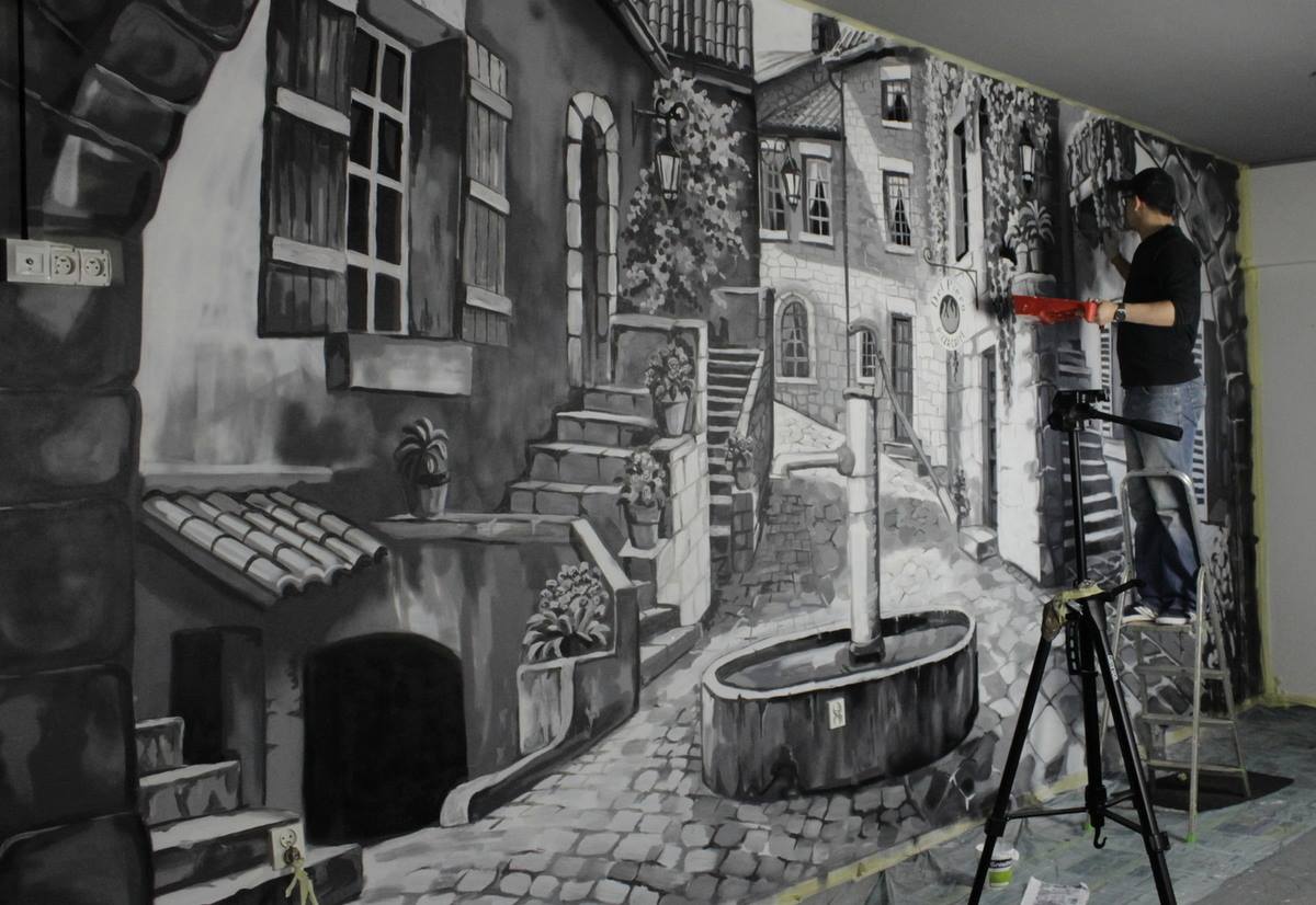 Proces malowania muralu w pizzerii