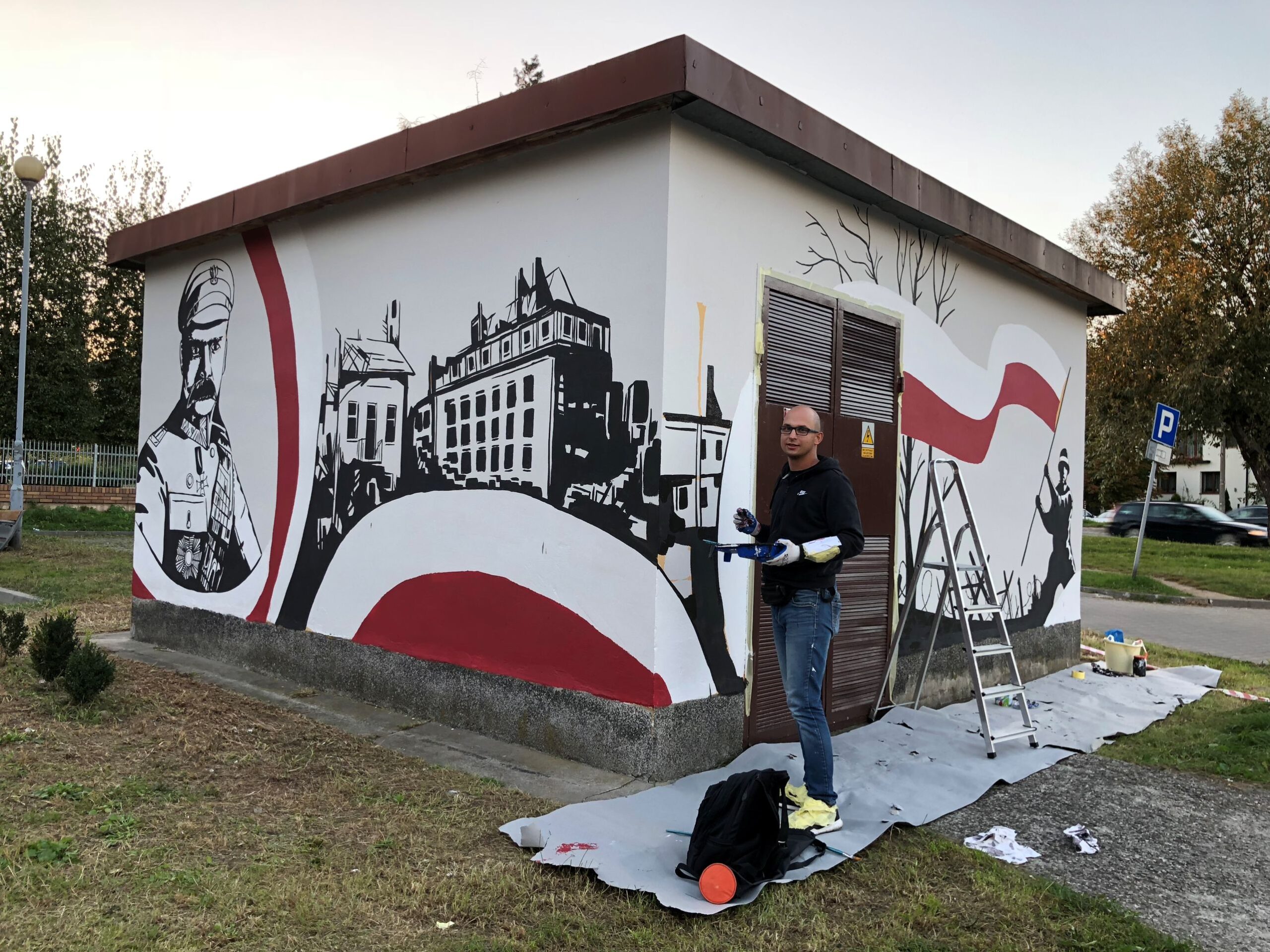 Biało-czerwona kompozycja muralu